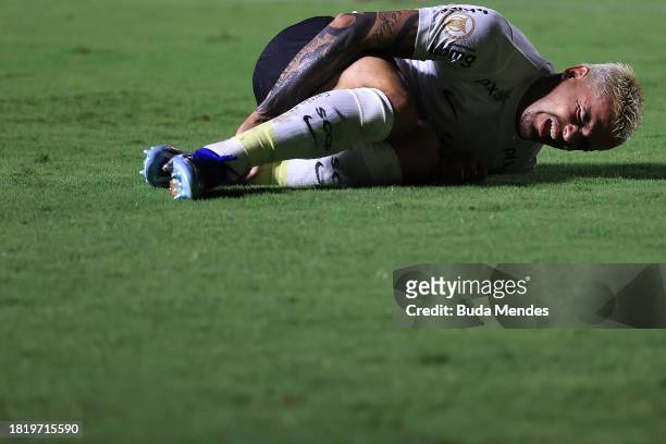 Fagner of Corinthians reacts in pain during the match between Vasco Da Gama and Corinthians as part of Brasileirao 2023 at Sao Januario Stadium on...