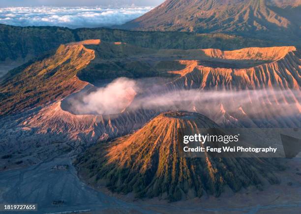 bromo vocalno at sunrise, east java, indonesia - vulcão ativo imagens e fotografias de stock