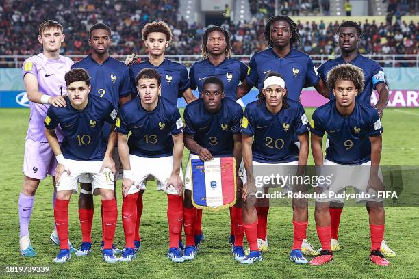 Players of France pose for a team photo prior to the FIFA U-17 World Cup Semi Final match between France and Mali at Manahan Stadium on November 28,...