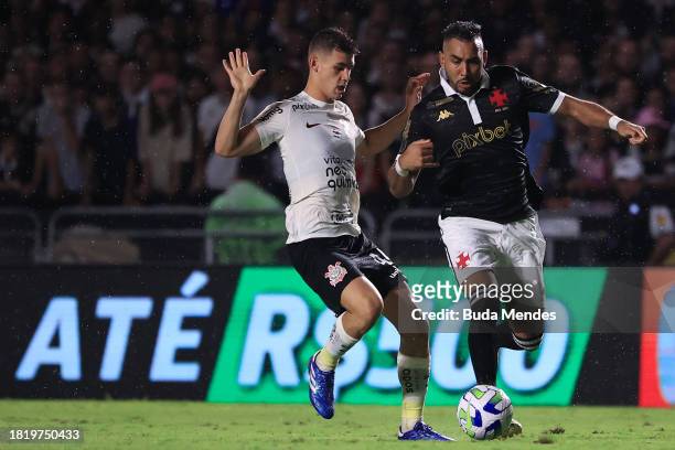 Payet of Vasco fights for the ball with Gabriel Moscardo of Corinthians during the match between Vasco Da Gama and Corinthians as part of Brasileirao...