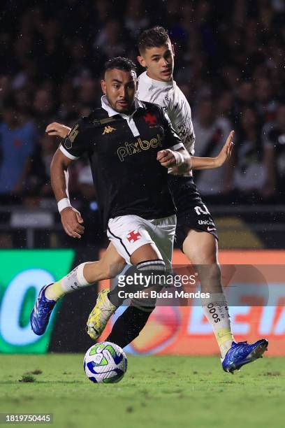 Payet of Vasco fights for the ball with Gabriel Moscardo of Corinthians during the match between Vasco Da Gama and Corinthians as part of Brasileirao...