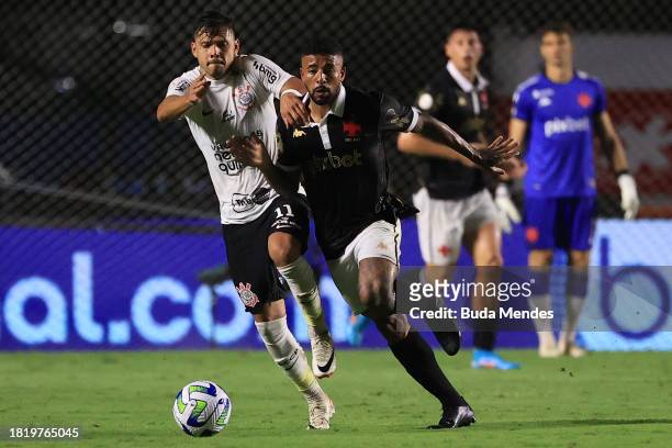 Romero of Corinthians fights for the ball with Paulinho of Vasco during the match between Vasco Da Gama and Corinthians as part of Brasileirao 2023...
