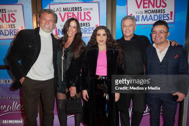 Juan Soler, Paulina Mercado, Cinthia Aparicio, Alexis Ayala and Miguel Briones pose for a photo on the red carpet for the play "Las Mujeres son de...