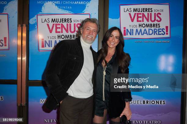 Juan Soler and Paulina Mercado pose for a photo on the red carpet for the play "Las Mujeres son de Venus" at Nuevo Teatro Versalles on November 28,...