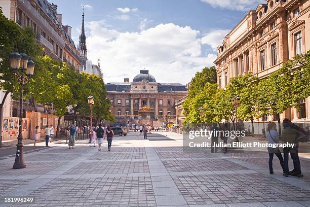 rue de lutece in central paris. - fußgängerzone stock-fotos und bilder