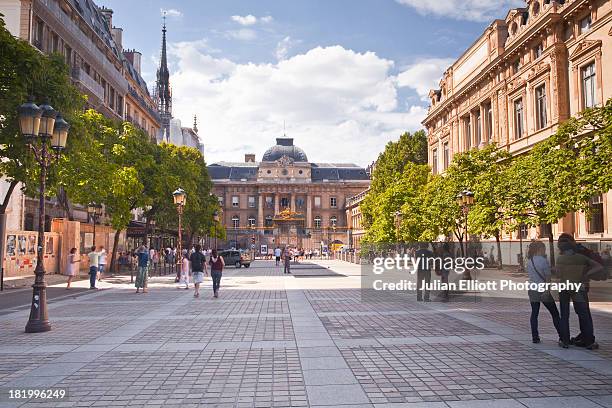 rue de lutece in central paris. - pedestrian area stock pictures, royalty-free photos & images