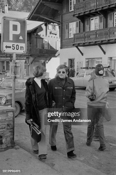 Julie Andrews avec son mari, Blake Edwards, pendant leurs vacances de fin d’année à Gstaad, le 26 décembre 1972 en Suisse.