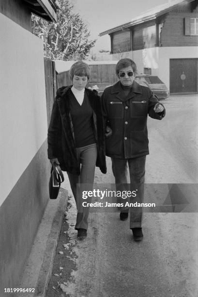 Julie Andrews avec son mari, Blake Edwards, pendant leurs vacances de fin d’année à Gstaad, le 26 décembre 1972 en Suisse.