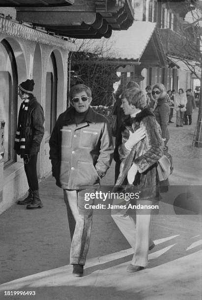 Julie Andrews avec son mari, Blake Edwards, pendant leurs vacances de fin d’année à Gstaad, le 26 décembre 1972 en Suisse.