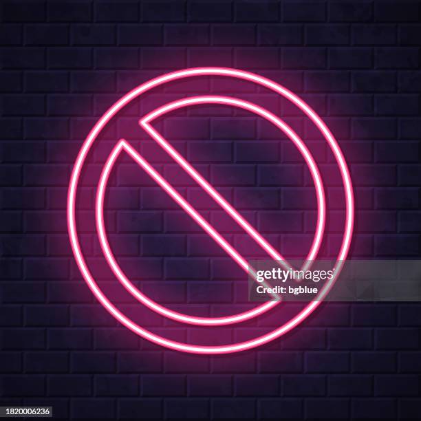 verbot. leuchtende neon-ikone auf backsteinwandhintergrund - verbotsschild stock-grafiken, -clipart, -cartoons und -symbole