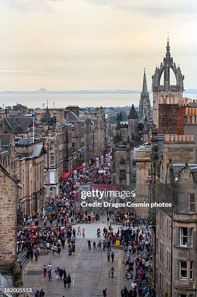 edinburgh festival fringe in the royal mile - edinburgh fringe stockfoto's en -beelden