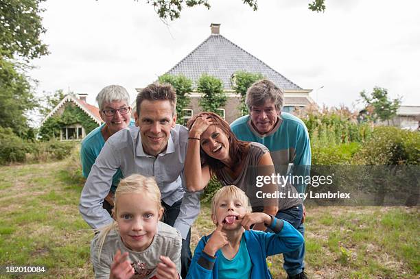 family portrait in front of farm home - mamie grimace photos et images de collection