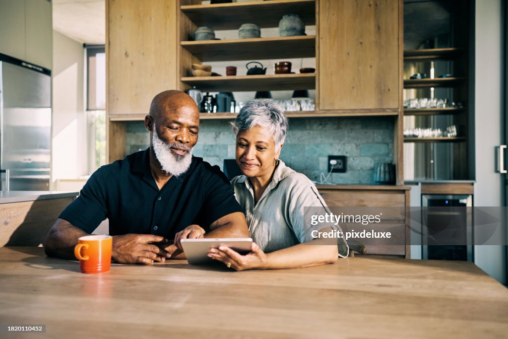 Casal afro-americano sênior feliz com seus planos de aposentadoria