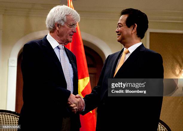 Nguyen Tan Dung, Vietnam's prime minister, right, shakes hands with Albert "Al" Hunt, columnist with Bloomberg View, before an interview in New York,...