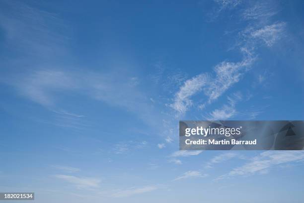 blauer himmel mit wolken - himmel stock-fotos und bilder