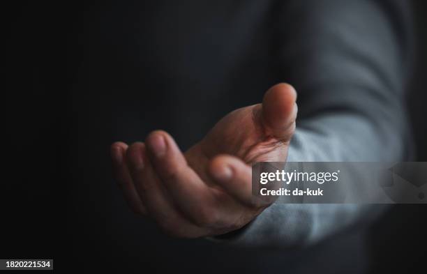 folge mir. ein konzept der helfenden hand. - heranlocken stock-fotos und bilder