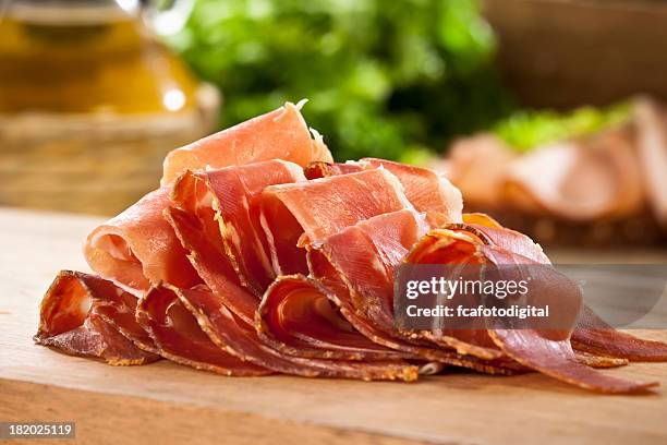 tranches de jambon prosciutto - prosciutto stock photos et images de collection