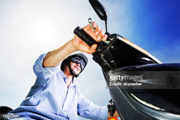 hombre maduro en una motocicleta - casco moto blanco fotografías e imágenes de stock