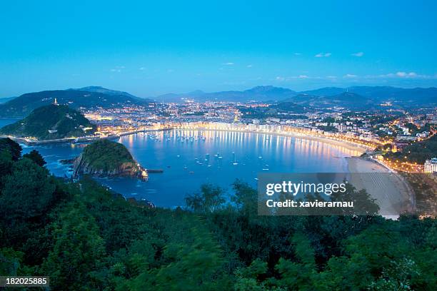 donostia in der dämmerung - san sebastián spanien stock-fotos und bilder