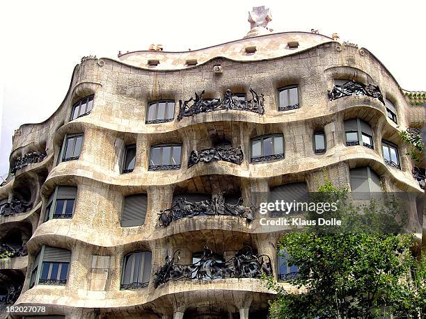 Casa Mila - La Pedrera Gaudí realizó esta fantástica casa de formas onduladas que parecen tener vida antes de dedicarse por completo a las obras de...