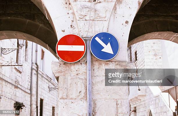 beschilderung in italien – segnaletica stradale n'italia - segnaletica stradale stock-fotos und bilder