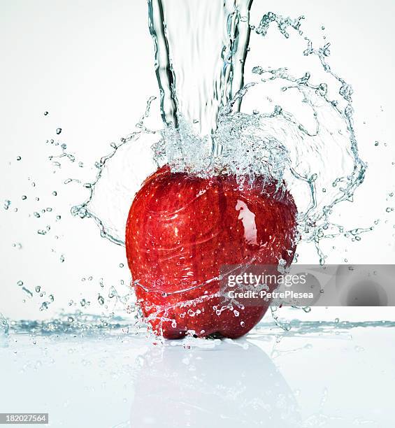 rote frischen apfel. water splash. gesundheit. - apple water splashing stock-fotos und bilder