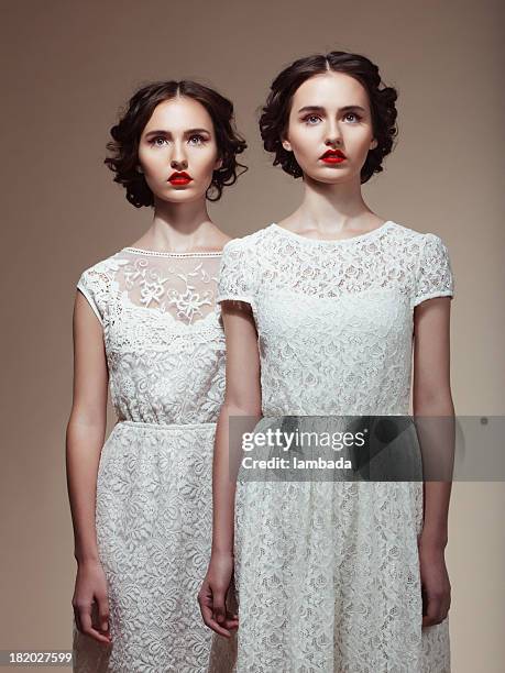 beautiful twins - kanten jurk stockfoto's en -beelden