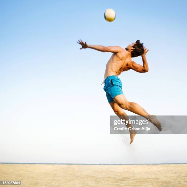 voleibol de playa - juego de voleibol de playa fotografías e imágenes de stock