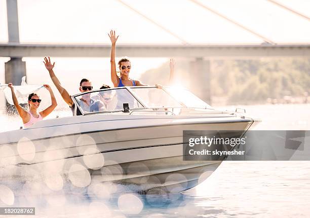 fröhlich junger menschen reiten in einem schnellboot. - motorboot stock-fotos und bilder