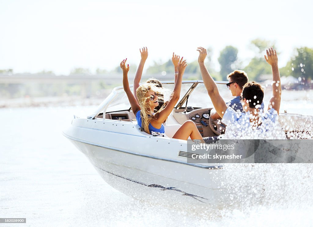 Fröhlich junger Menschen Reiten in einem Schnellboot.