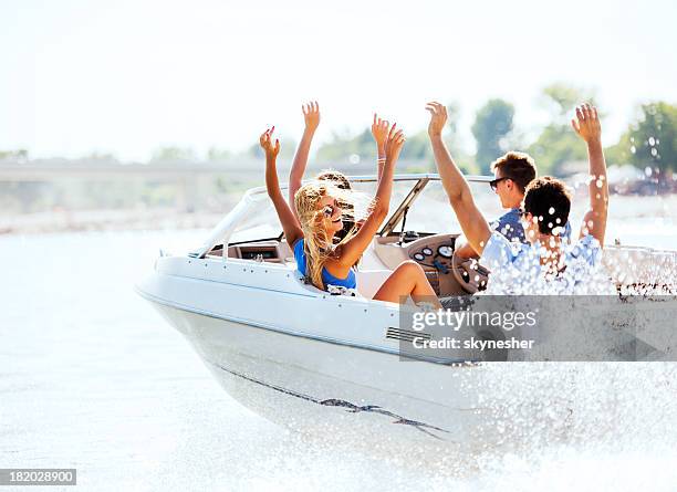 fröhlich junger menschen reiten in einem schnellboot. - motorboot stock-fotos und bilder
