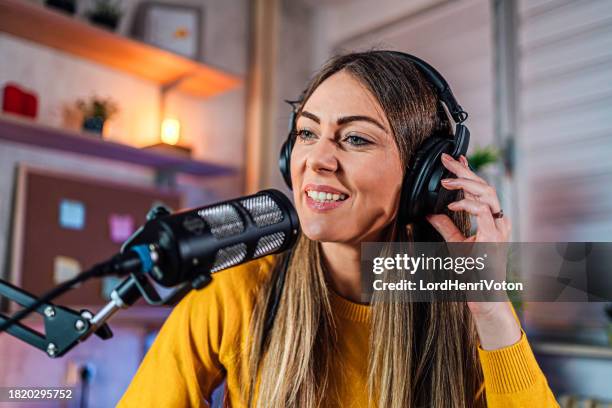 female creator recording podcast - locutor-de-rádio imagens e fotografias de stock
