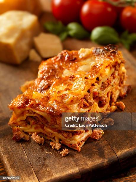 authentische italienische fleisch lasagne - lasagne stock-fotos und bilder