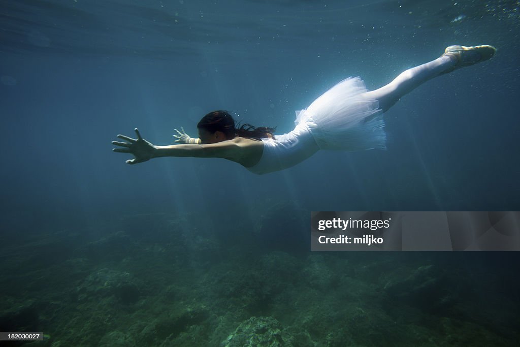 Bailarina dançar sob a água