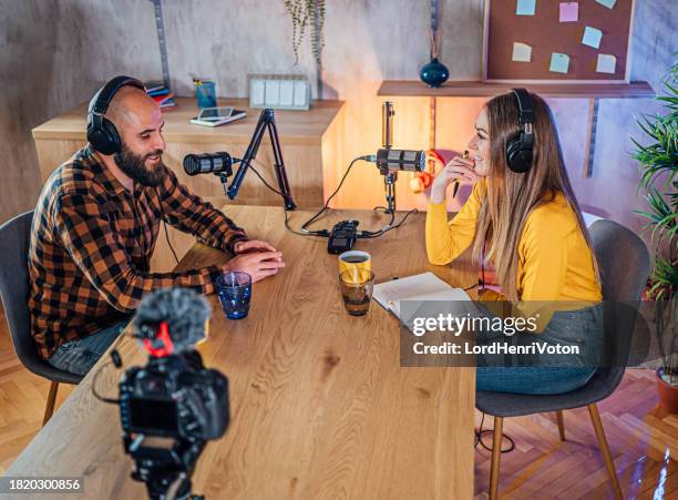 making live audio podcast in broadcast studio - locutor-de-rádio imagens e fotografias de stock