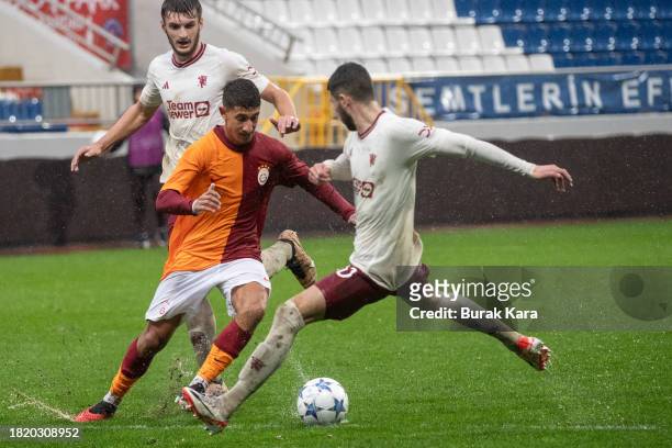 Berk Kizildemir of Galatasaray is in action with Jack Kingdon of Manchester United during the UEFA Youth League match between Galatasaray A.S. And...