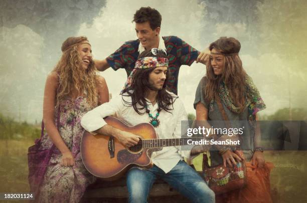 young hippies. 1970s style. - hippies 1960s stockfoto's en -beelden