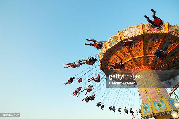 chairoplane - zweefmolen stockfoto's en -beelden