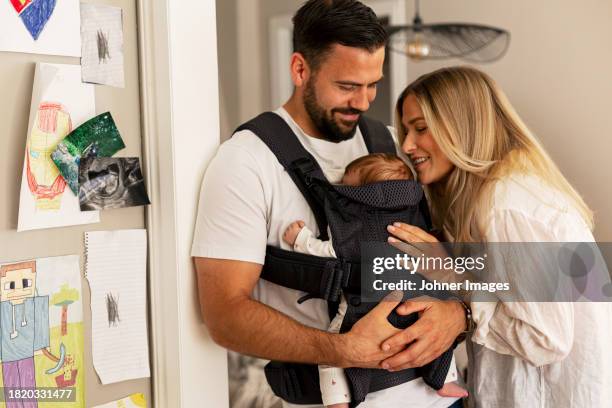 happy parents spending leisure time with son at home - vaterschaft stock-fotos und bilder