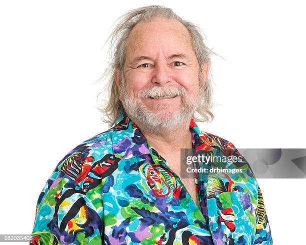 glücklich älterer mann im tropischen hawaiian shirt - hawaiihemd stock-fotos und bilder