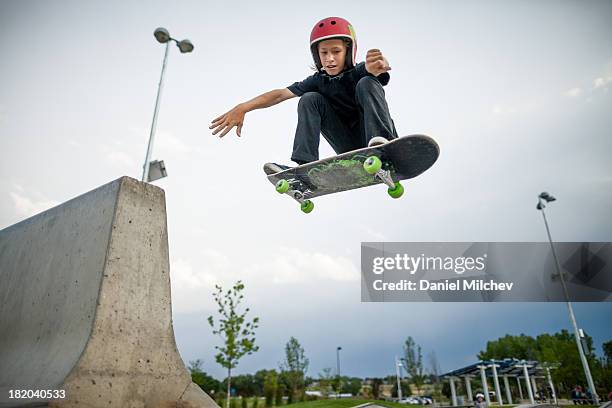 kid, having fun skateboardin and jumping. - monopatín artículos deportivos fotografías e imágenes de stock