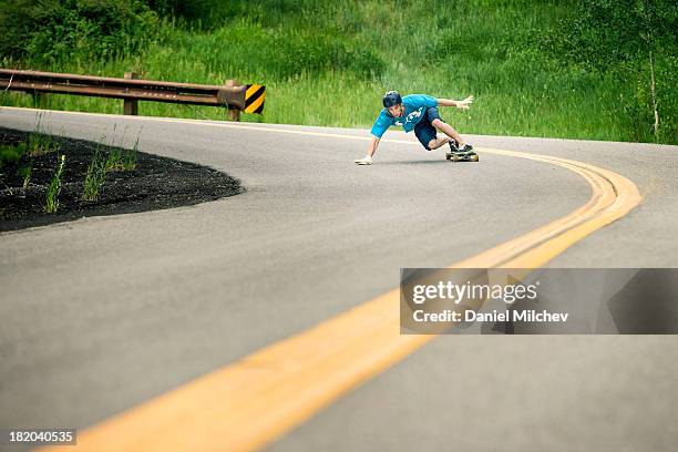 skateboarder taking a sharp turn with high speed. - longboard skating 個照片及圖片檔