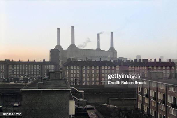 battersea 1975 with view of power station - 1975 - fotografias e filmes do acervo