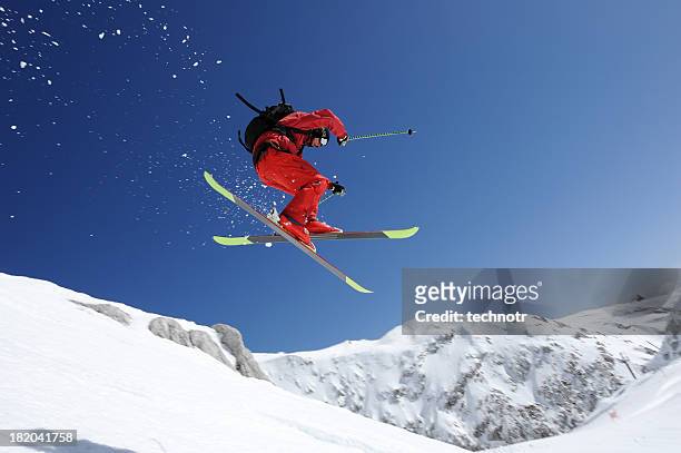 extreme free ride skifahrer in der luft - freestyle skiing stock-fotos und bilder