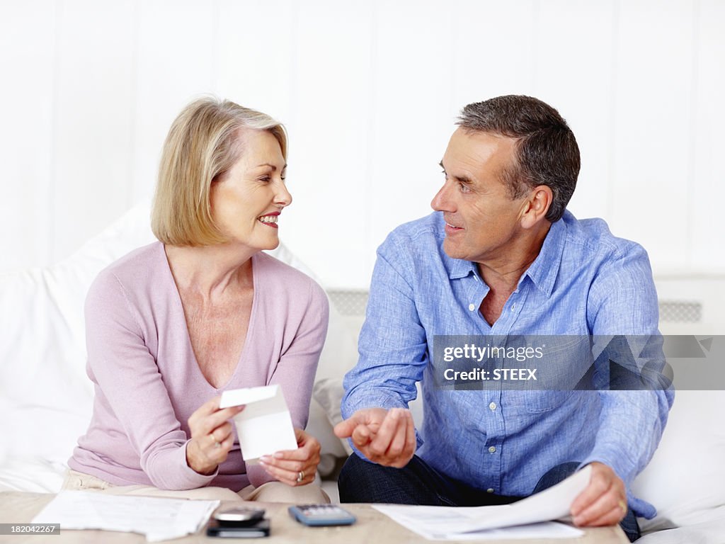 Casal Idoso cálculo das despesas com a ajuda da calculadora
