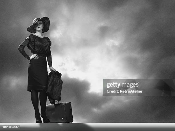sie verlässt. - woman portrait film noir stock-fotos und bilder