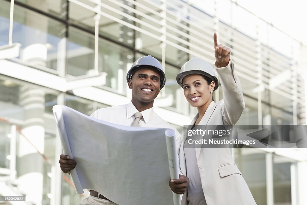 Geschäftspartner in einer Baustelle