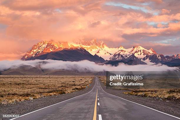 céu dramático sobre vazia estrada na patagônia, argentina - patagonia chile - fotografias e filmes do acervo