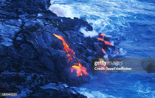 lavafluß auf hawaii fließt in das meer - hawaii volcanoes national park stock-fotos und bilder