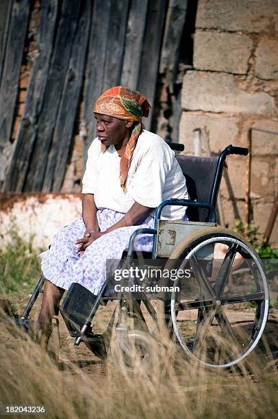 xhosa femme en face de shelter - amputé photos et images de collection